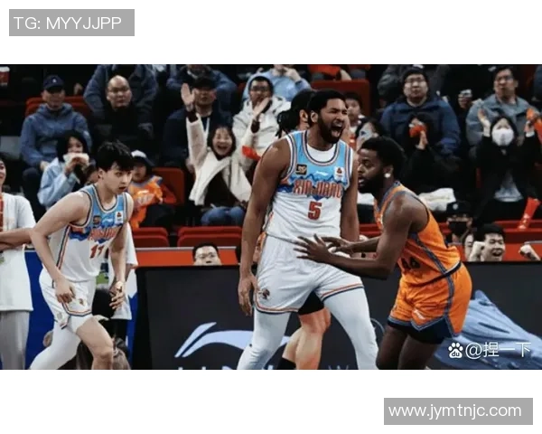 2020年6月20日cBA青岛队与新疆队激战正酣精彩瞬间回顾