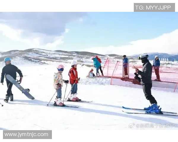 巴彦淖尔：新雪时节开板 点着冬天滑雪热