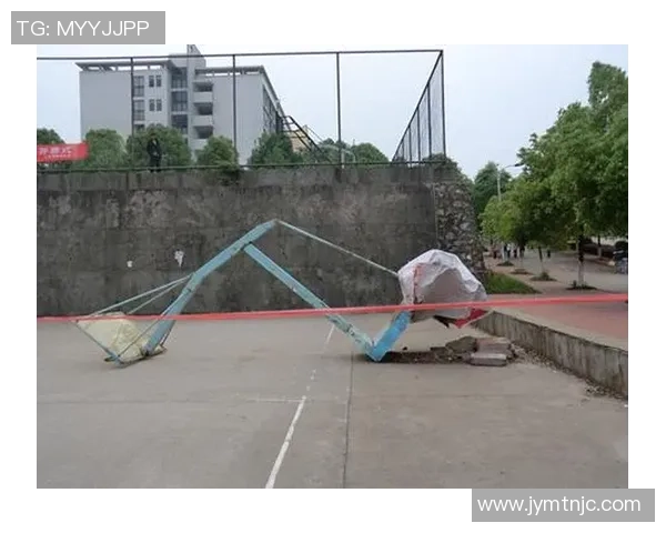 悲惨剧！16岁国家队球员双手挂篮筐，篮球架忽然坍毁被砸中，当场身亡